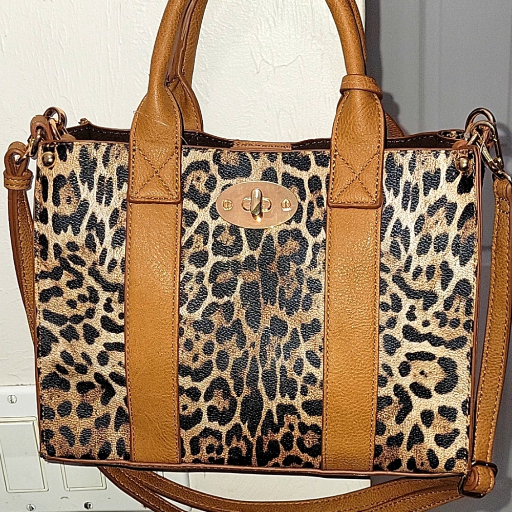 Leopard 🐆 bag in a bag purse.   Crossbody strap for both bags.